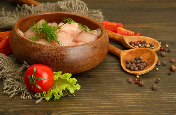 Rå kycklingkött i skål, på trä bakgrund — Stockfoto