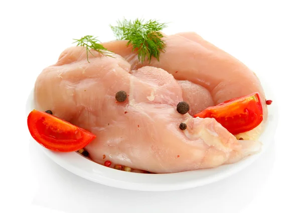 Carne crua de frango com especiarias na placa, isolada em branco — Fotografia de Stock