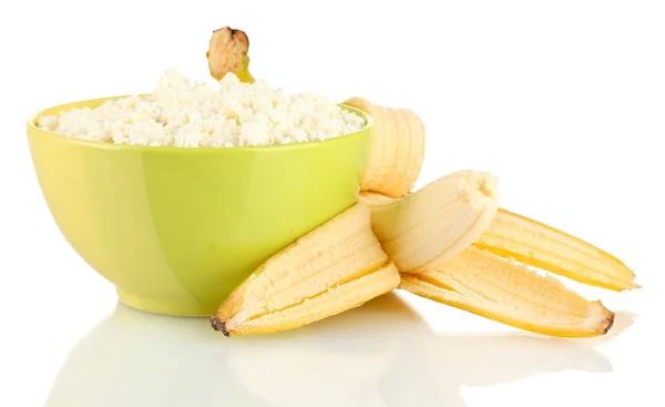 Keso i färg skål med banan, isolerad på vit — Stockfoto