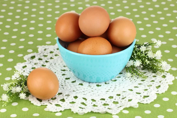 Eier in Schale auf grünem Tischtuch in Großaufnahme — Stockfoto