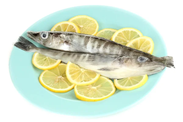 Poisson frais au citron sur assiette isolée sur fond blanc — Photo