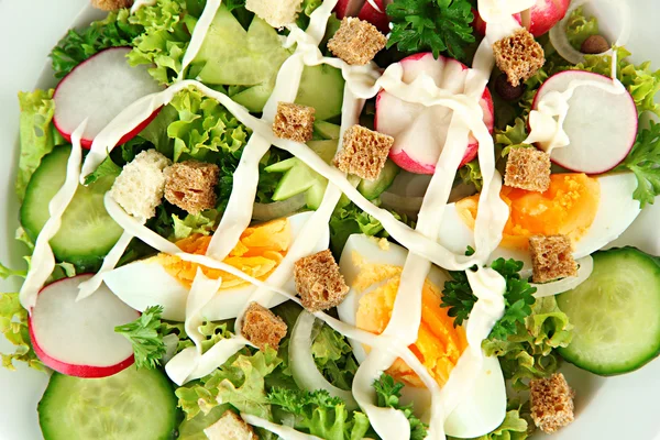 Salada mista fresca com ovos, folhas de salada e outros vegetais, close-up — Fotografia de Stock