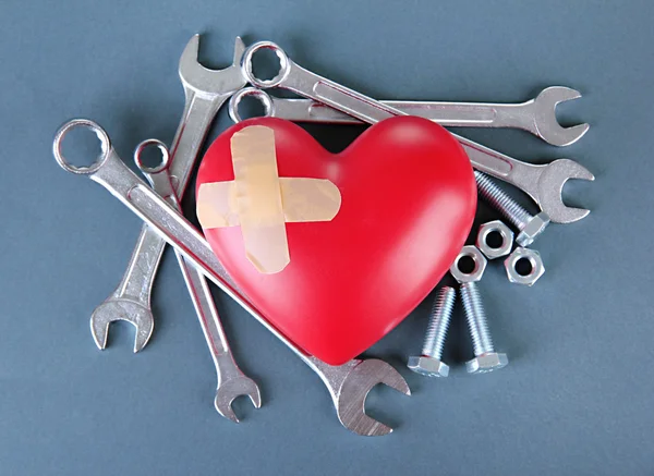 Coração e ferramentas. Conceito: Renovação do coração. No fundo da cor — Fotografia de Stock