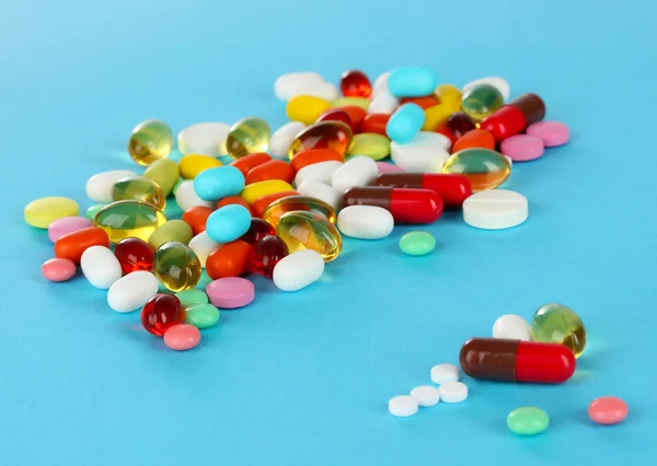 Sortiment av piller, tabletter och kapslar på blå bakgrund — Stockfoto