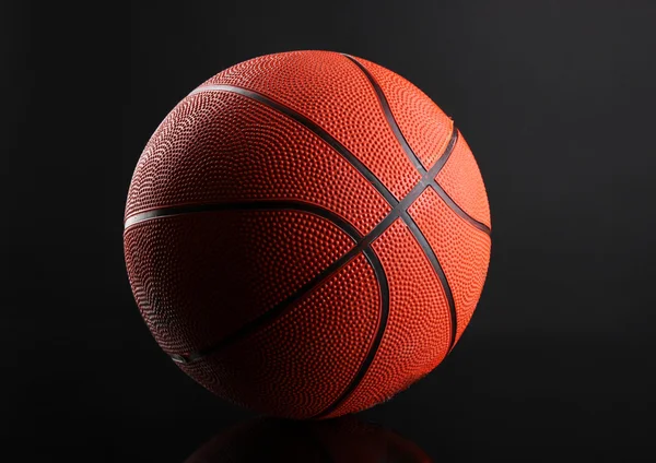Siyah arka planda basketbol — Stok fotoğraf