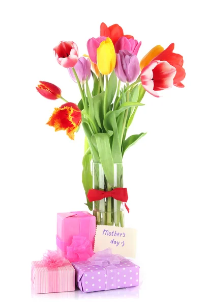 Schöne Tulpen im Strauß mit Geschenken und Note isoliert auf weiß — Stockfoto