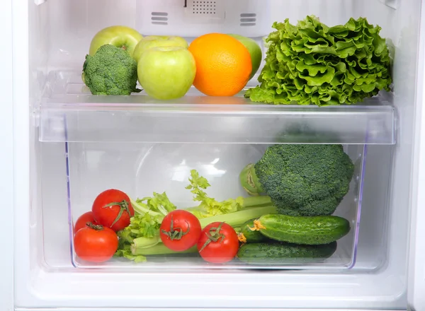 Відкритий холодильник з вегетаріанською їжею — стокове фото