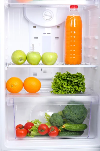 Frigorífico aberto com comida vegetariana (dieta) — Fotografia de Stock