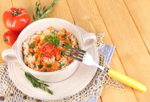 Heerlijke rijst met groenten en kruiden in pot op houten tafel close-up — Stockfoto