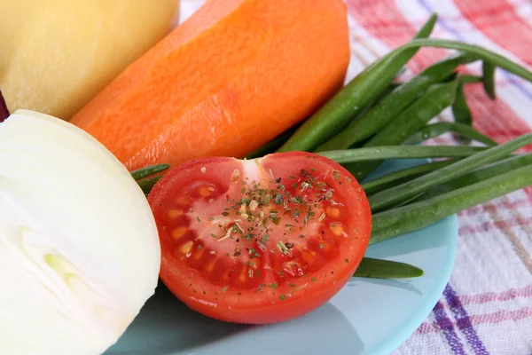 Peeled vegetables on plate on napkin close-up — Stock Photo, Image
