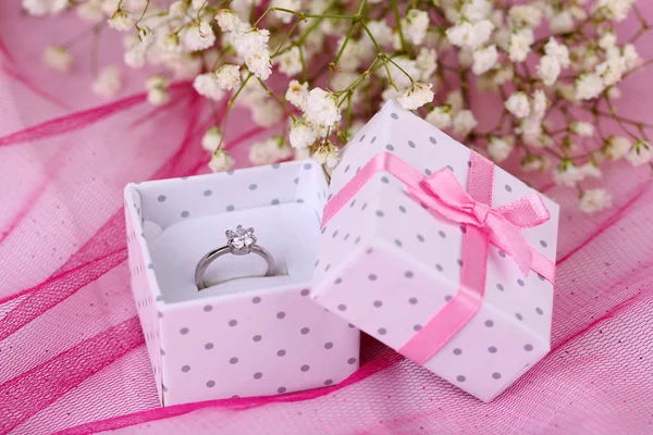 粉红布上的订婚戒指 — 图库照片