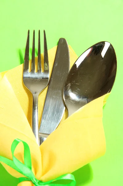 Forchetta, cucchiaio, coltello in tovagliolo su sfondo brillante — Foto Stock