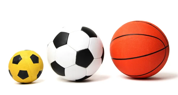 Balles de basket et de football isolées sur blanc — Photo