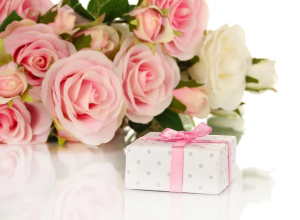 Mooi geschenk op bloemen achtergrond geïsoleerd op wit — Stockfoto