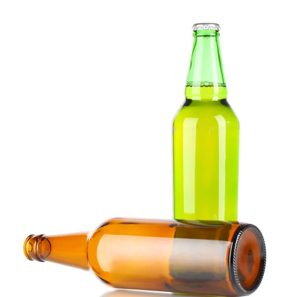 Bier in Flaschen isoliert auf weiß — Stockfoto
