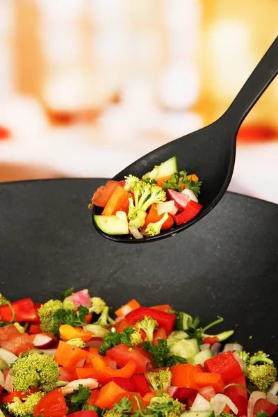 Zeleninové ragú v wok, na světlé pozadí — Stock fotografie
