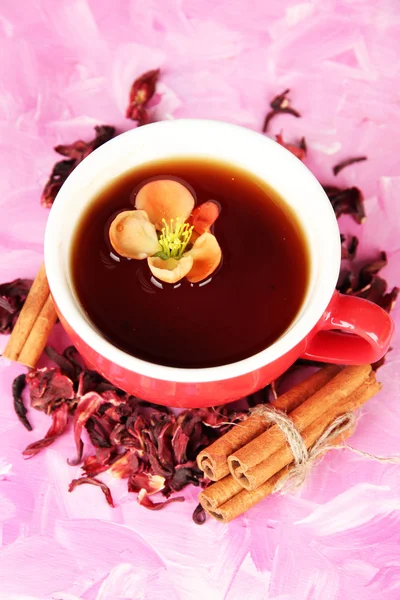 Chá de ervas na xícara, na cor de fundo de madeira — Fotografia de Stock