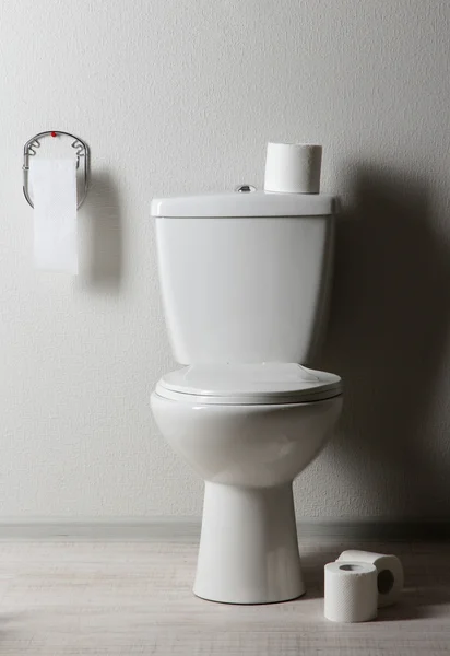 Fehér WC-csésze és WC-papír a fürdőszobában — Stock Fotó