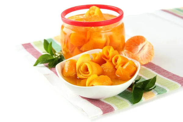Confiture d'orange avec zeste et mandarines, isolée sur blanc — Photo