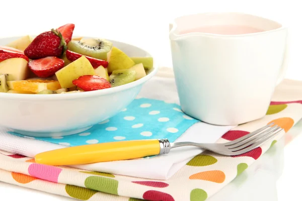 Salada de frutas útil de frutas frescas e bagas em tigela isolada em branco — Fotografia de Stock