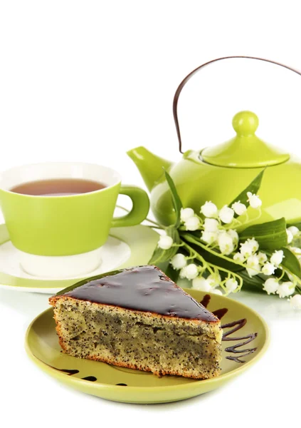 Delicioso pastel de semillas de amapola con taza de té aislado en blanco —  Fotos de Stock