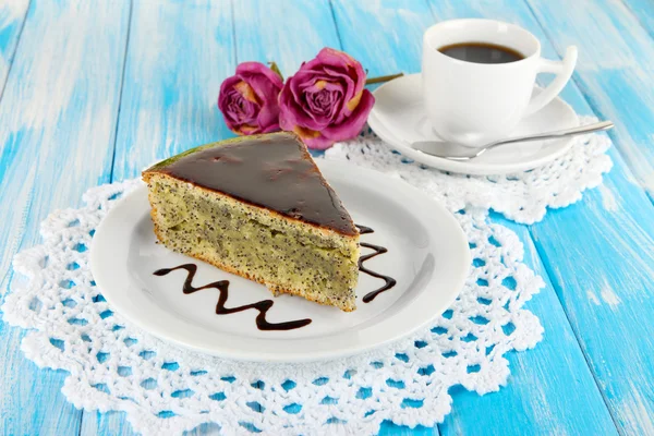 Delicious poppy seed cake with cup of coffee on table close-up — Stock Photo, Image