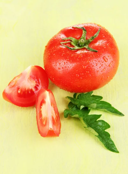 色の木製の背景に新鮮なトマト — ストック写真