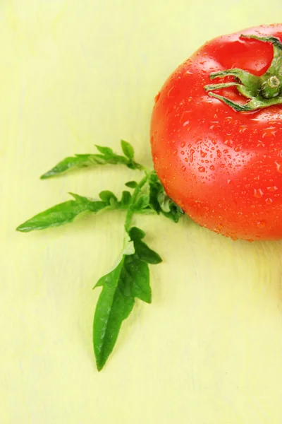 Čerstvé rajče na barevné dřevěné pozadí — Stock fotografie