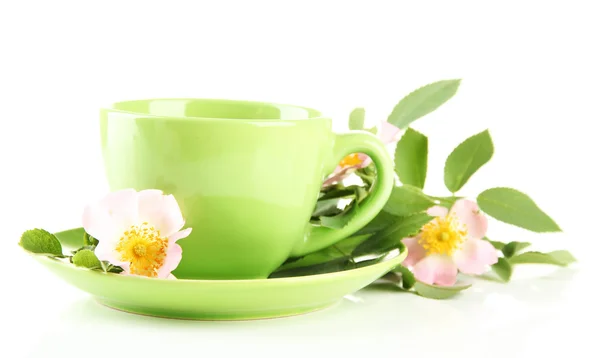 Чашка травяного чая с цветами тазобедренной розы, изолированная на белом — стоковое фото