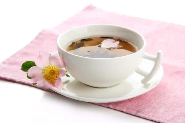 Tazza di tisana con fiori di rosa mosqueta, isolata su bianco — Foto Stock