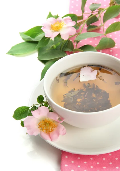 Tazza di tisana con fiori di rosa mosqueta, isolata su bianco — Foto Stock