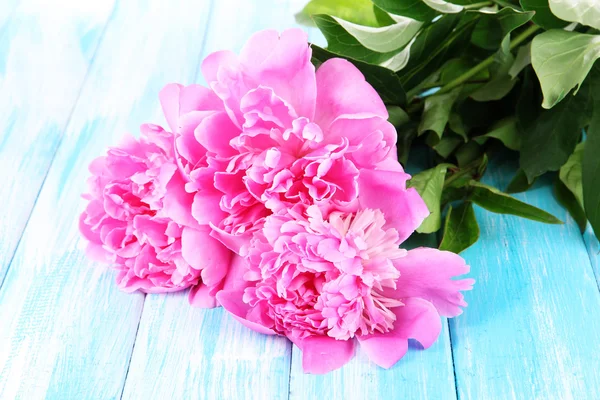 Beautiful peonies on table close-up — Stock Photo, Image