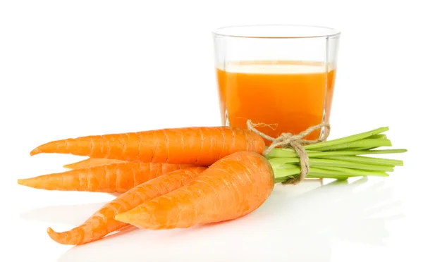 Cumulo di carote, bicchiere di succo, isolato su bianco — Foto Stock