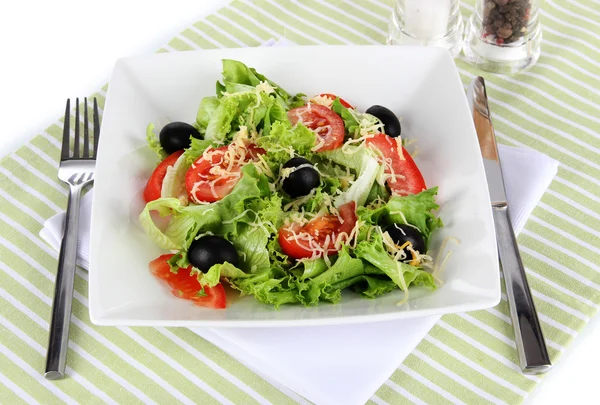 Ensalada ligera en plato en servilleta — Foto de Stock