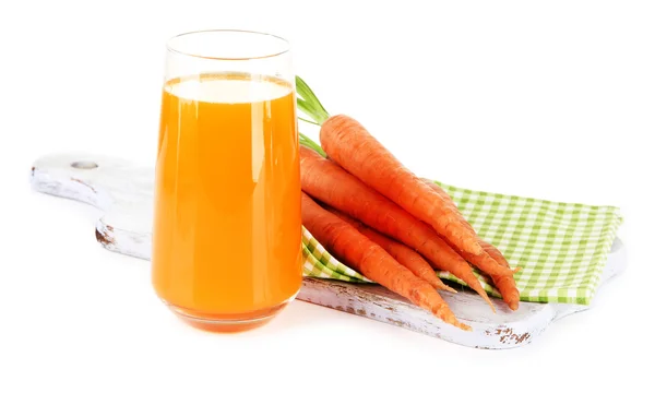 Copo de suco de cenoura e cenouras, isolado em branco — Fotografia de Stock