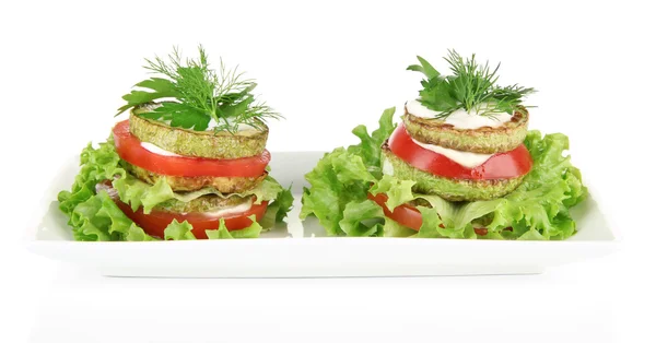 Smakelijke geroosterde merg en tomaat segmenten met salade bladeren, geïsoleerd op wit — Stockfoto