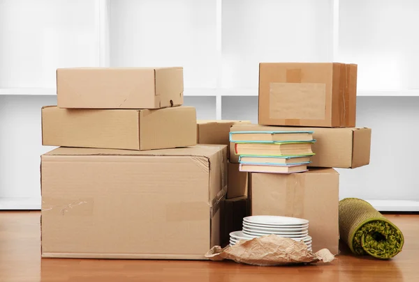 Cajas móviles en habitación vacía — Foto de Stock