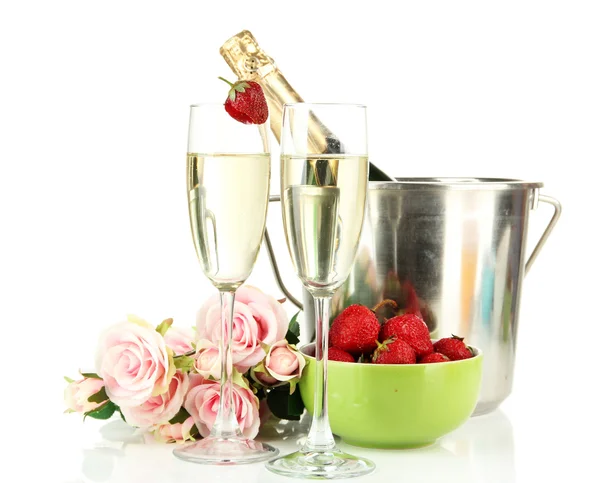 Natura morta romantica con champagne, fragole e rose rosa, isolata su bianco — Foto Stock