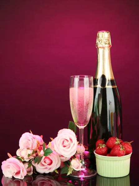 Bodegón romántico con champán, fresa y rosas rosadas, sobre fondo de color oscuro —  Fotos de Stock