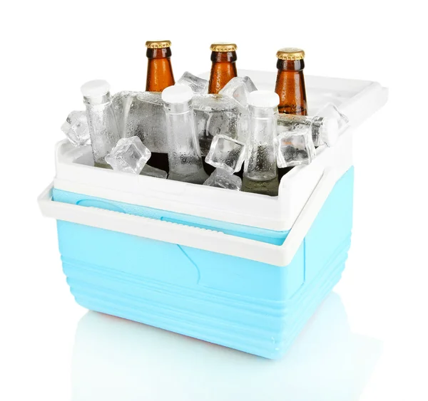 Frigorífico itinerante com garrafas de cerveja e cubos de gelo isolados em branco — Fotografia de Stock