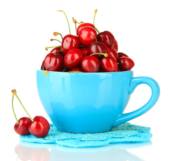 Bayas rojas maduras de cereza en taza aisladas en blanco —  Fotos de Stock