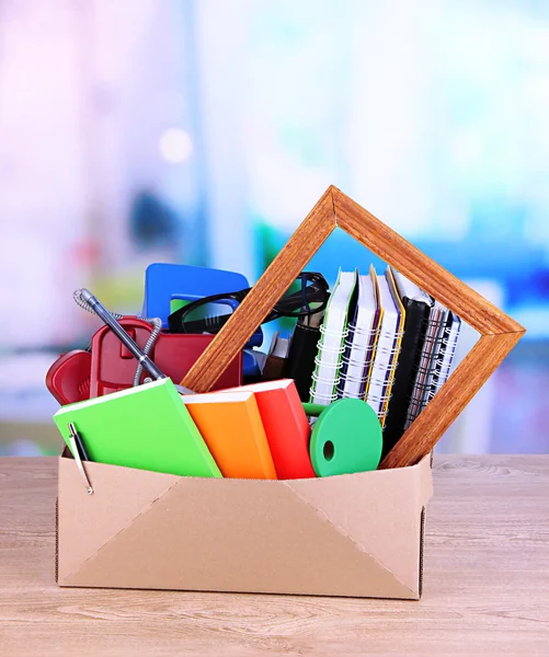 Personal property in carton on office desk — Stock Photo, Image