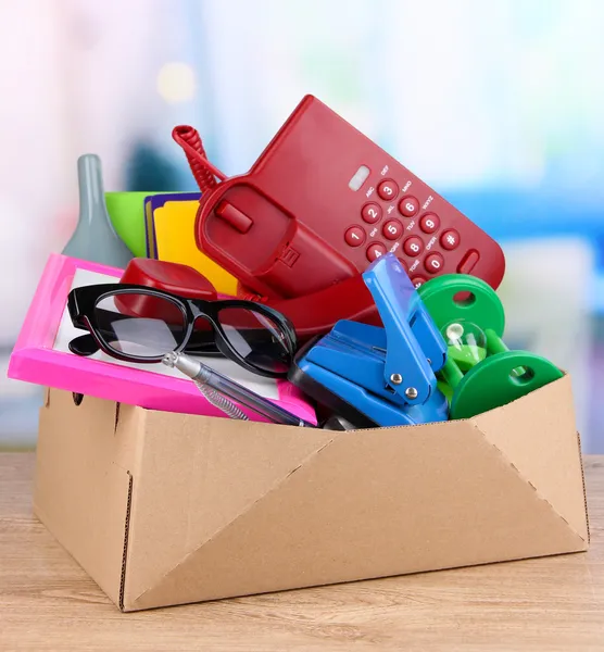 Personal property in carton on table in room — Stock Photo, Image