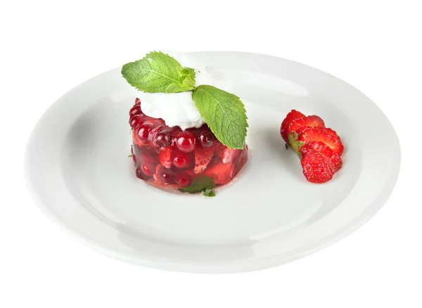 Sabroso postre de gelatina con bayas frescas, aislado en blanco — Foto de Stock