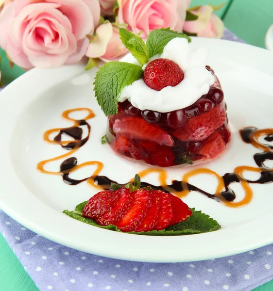 Leckeres Gelee-Dessert mit frischen Beeren, auf farbigem Holzhintergrund — Stockfoto