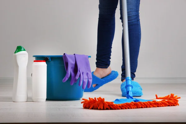 Nettoyage sol dans la chambre close-up — Photo