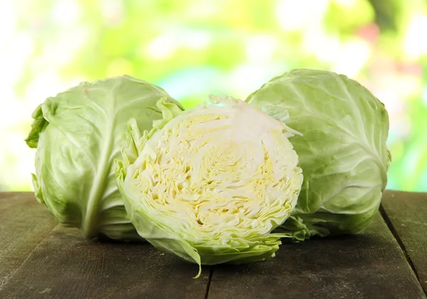 Chou sur table en bois sur fond nature — Photo