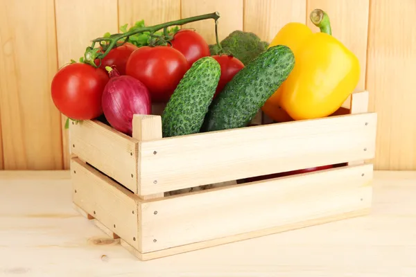 Verdure fresche in scatola su sfondo di legno — Foto Stock