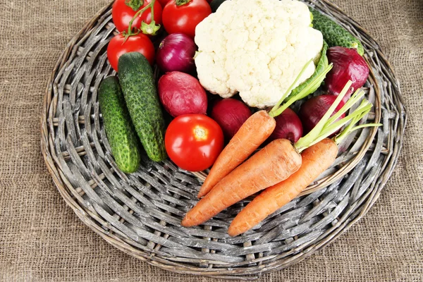 Verdure fresche su fondo di iuta — Foto Stock