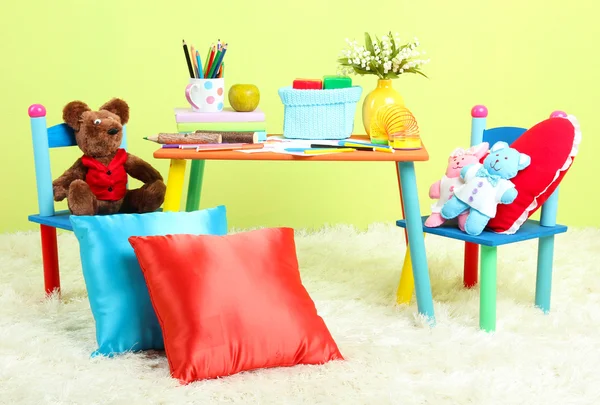 Quarto de criança moderna com equipamentos e brinquedos — Fotografia de Stock